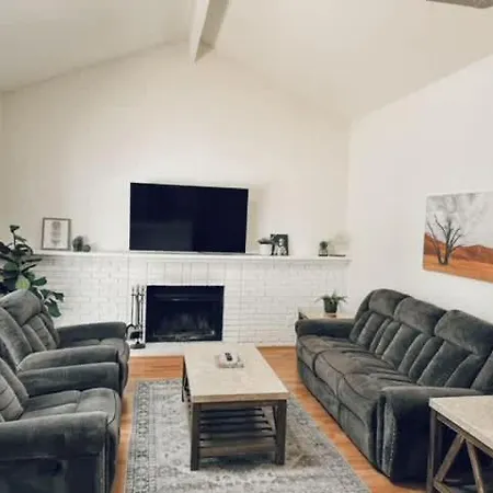 Delightful 4Br Home Nr Downtown Reno W Fireplace